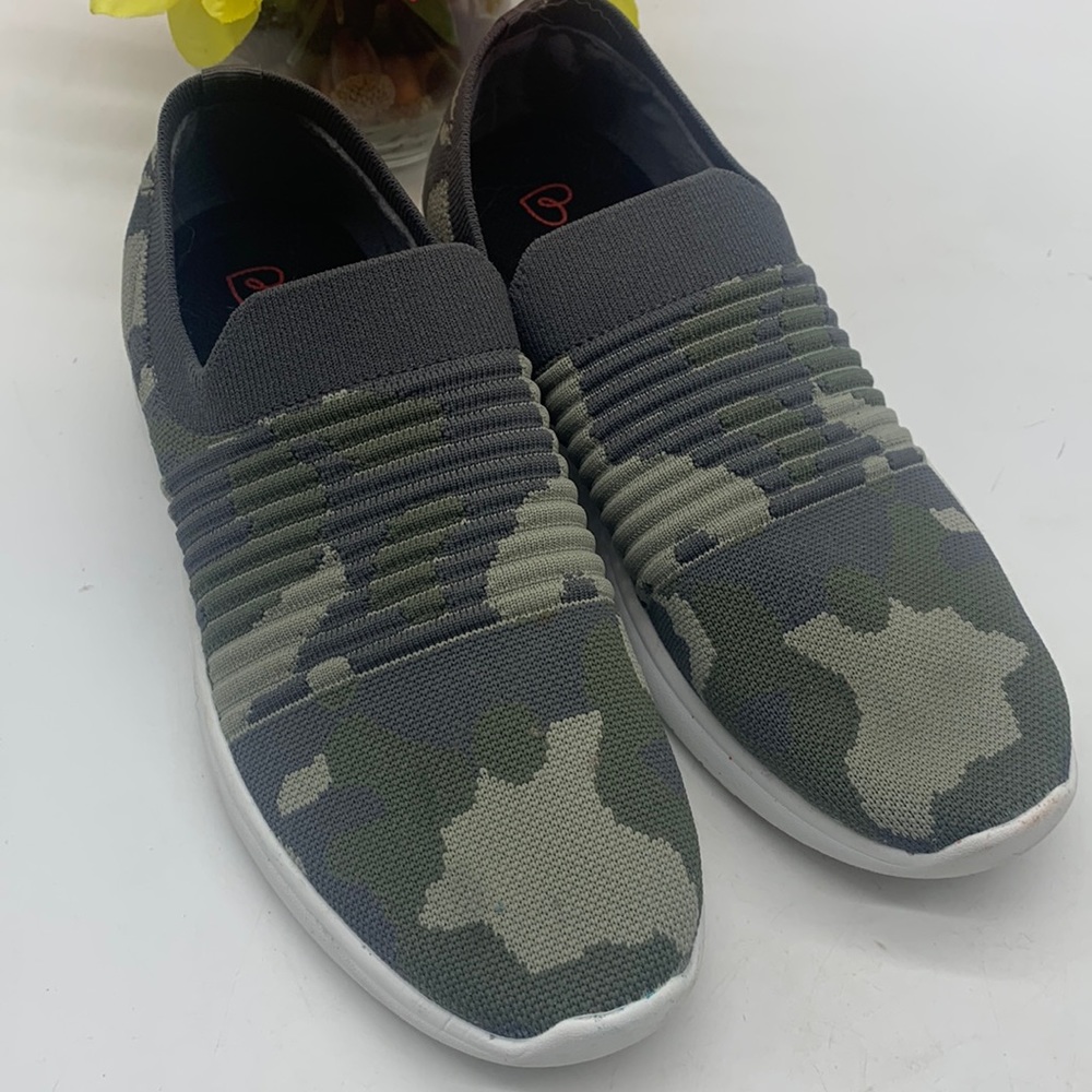 Blondo Waterproof Camouflage Stretchy Sneaker Women's Size 8. SNK2984D